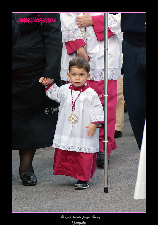 Pequeño acólito de la Hermandad de la Paz de Fátima