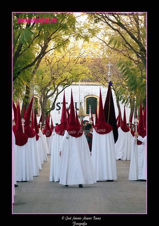 Tramo de nazarenos de la Hermandad de la Paz de Fátima