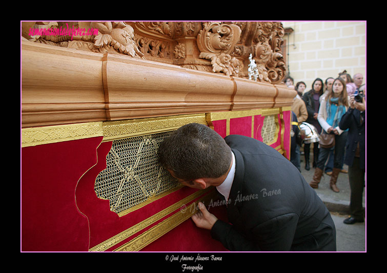 Jose Luis Lobato, auxiliar de capataz del Paso de Misterio de la Hermandad de la Paz de Fátima, llamando a los costaleros antes de una "levantá"