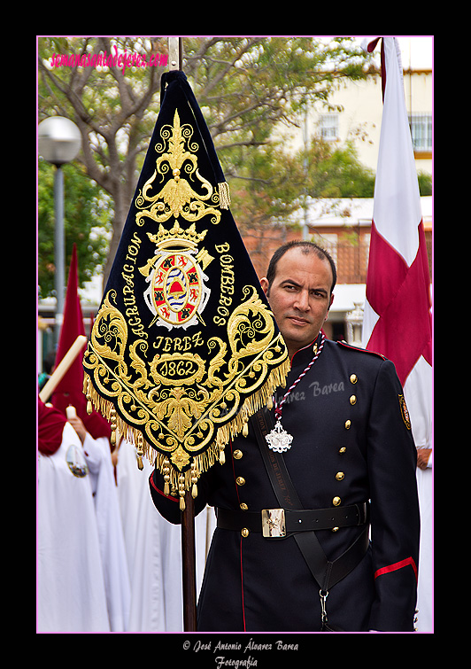 Banderín del Cuerpo de Bomberos de Jerez en el cortejo del palio de la Hermandad de la Paz de Fátima