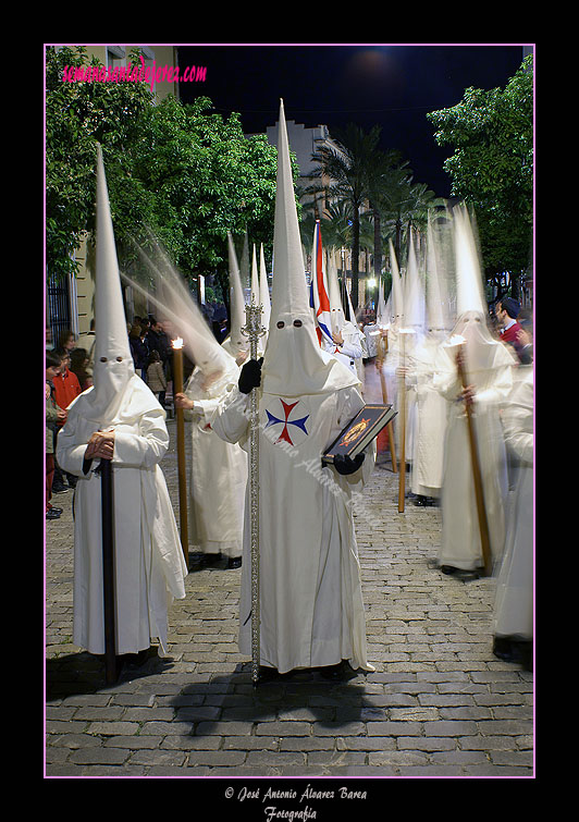 Nazareno portando el Libro de Reglas de la Hermandad de Humildad y Paciencia