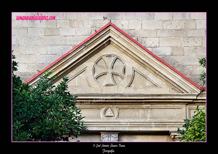 Detalle de la puerta principal de acceso (Iglesia de la Santísima Trinidad)