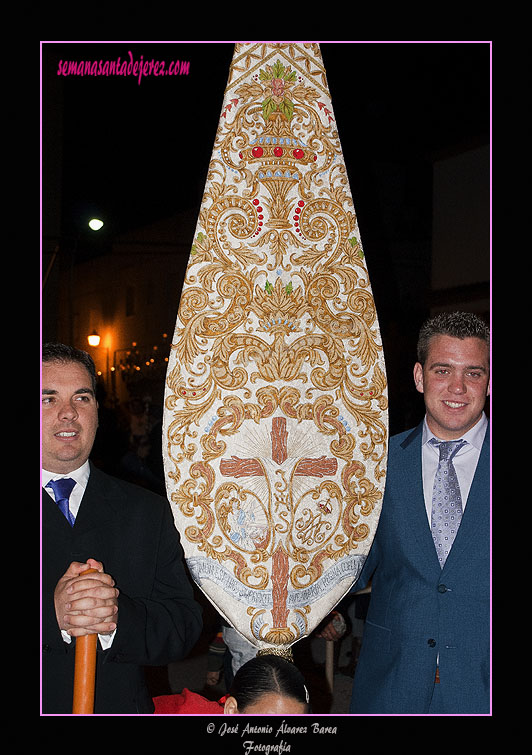 Estandarte de la Agrupación Parroquial de la Aparición de Jesús Resucitado a María Magdalena en la procesión de la Agrupación de Nuestro Padre Jesús de la Salud