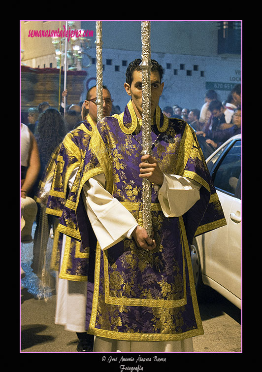 Acólitos ceriferarios del Paso de Misterio de la Agrupación Parroquial de Nuestro Padre Jesús de la Salud