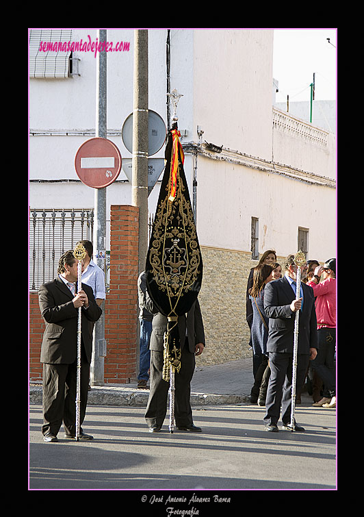 Presidencia del Estandarte de la Hermandad del Cristo de la Expiración en la procesión de Nuestro Padre Jesús de la Salud