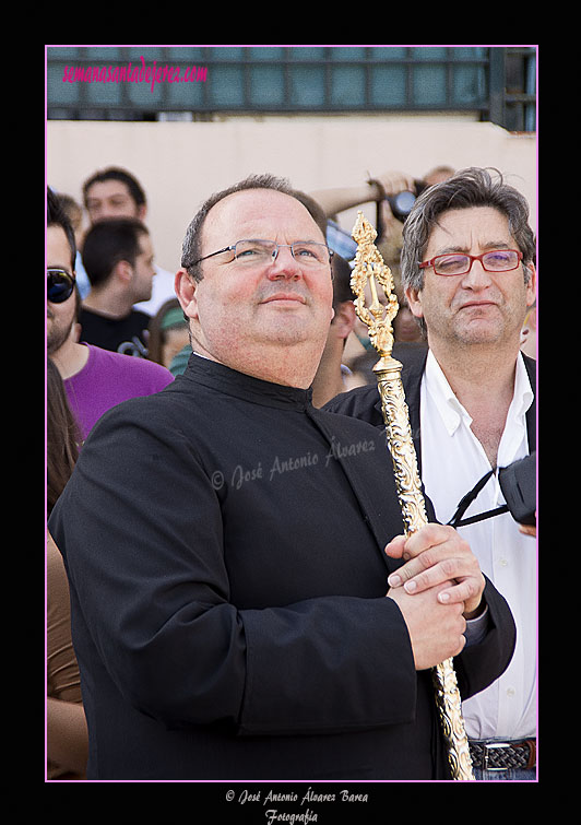 El Padre Enrique Soler en la procesión del Santísimo Cristo de la Sed