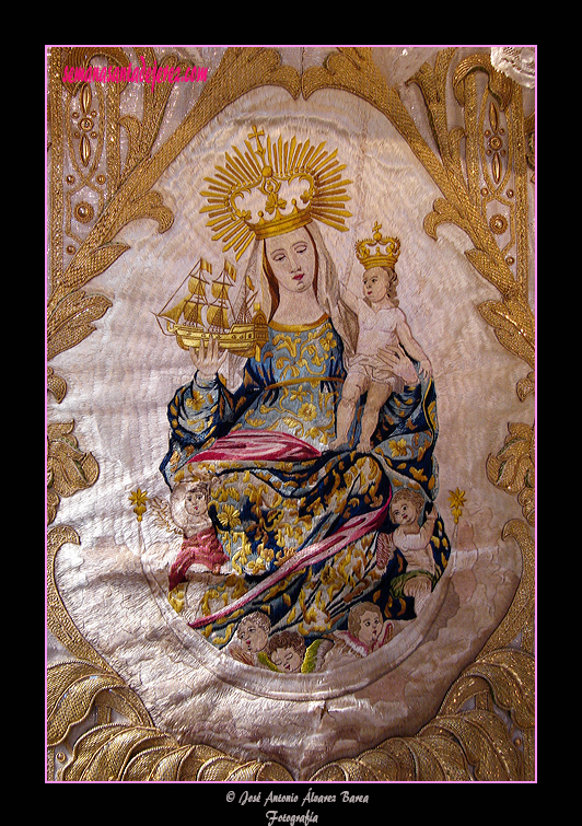 Detalle de los bordados de la saya de Nuestra Señora Reina de los Ángeles 