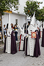 Nazareno portando el Libro de Reglas de la Hermandad de la Entrega