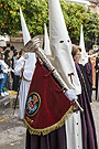 Nazareno con bocina de la Hermandad de la Entrega