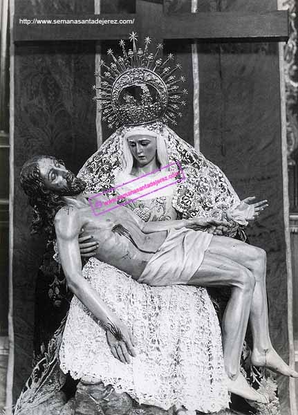 18 de Octubre de 1942. Nuestra Señora de las Angustias con saya, pecherín y toquilla muy peculiares: es muy interesante el bordado del pecherín y la ausencia del puñal traspasando el pecho de la Dolorosa. Esta foto se realiza momentos antes de ser bendecida la imagen del Señor. (Foto: Manuel Pereiras)