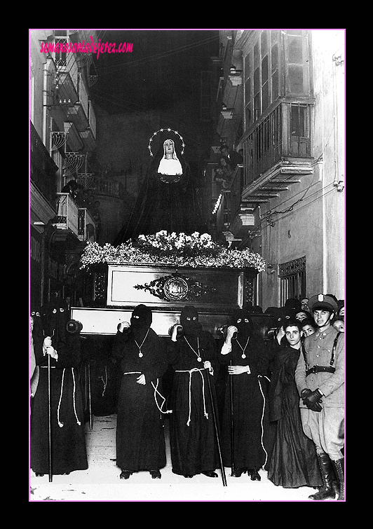 Nuestra Señora del Amor y Sacrificio se dirige a la Plaza de la Compañía, a la Iglesia-Residencia de los Jesuitas (Foto: Manuel Pereiras)