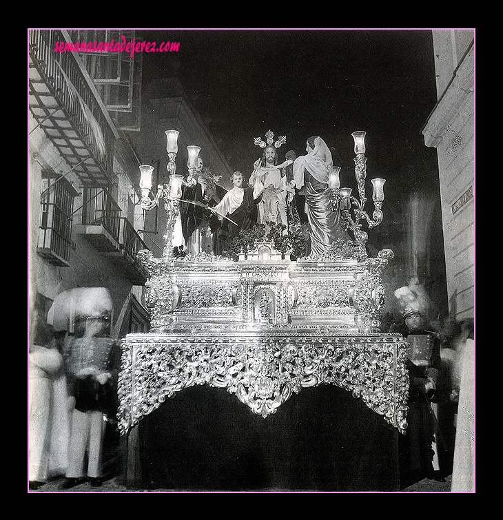 Año 1956/57. El paso de la Hermandad de la Entrada Triunfal en Jerusalen. Las figuras secundarias eran todas las primitivas de Tomás Chaveli (Foto: Manuel Pereiras Hurtado)