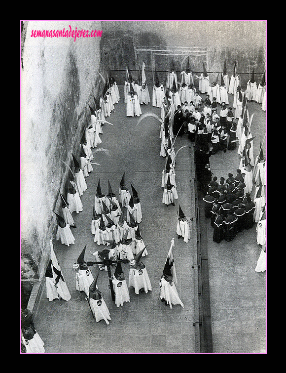 La Hermandad de la Entrada Triunfal organizandose a principios de los 50 en el patio del Colegio de San José. (Foto:Manuel Pereiras Hurtado)