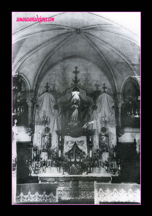 Capilla del Colegio de San José. El retablo está recubierto y adornado para el Triduo de la Inmaculada. (Foto: Anónima, años 1945/48)