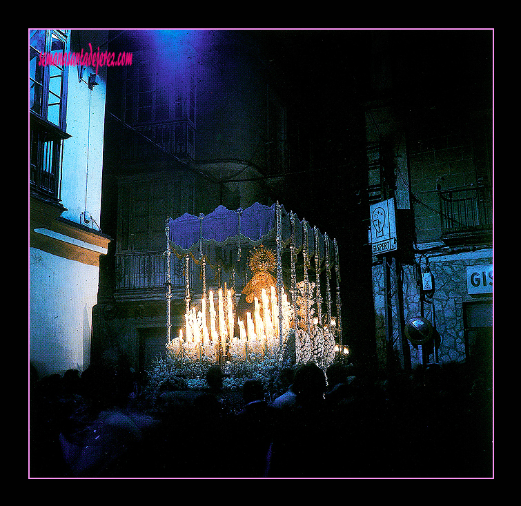 En la década de los 70, el paso de Nuestra Señora de la Estrella en la plaza del Clavo, va camino de su Capilla