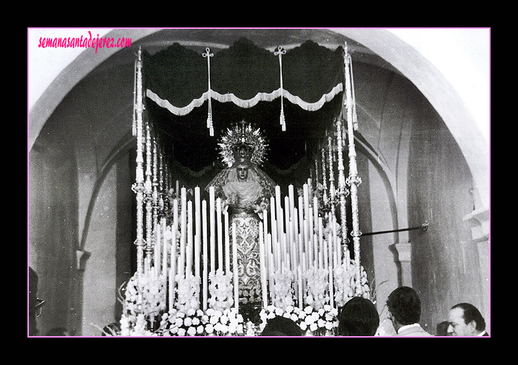 El Paso de Nuestra Señora de la Estrella en el pórtico del Edificio de los Diezmos. En los años 70 se montaba el paso en este sitio (Foto: José Luis Cruz Molins)