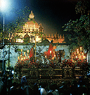 Paso de Misterio (1957) de Cristo Rey en la Entrada Triunfal de Jerusalen a principios de la década de los 80 del siglo XX por la calle Manuel María González con la Catedral al fondo. Falta la palmera (Foto: Diego Romero)