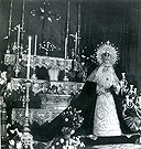 Marzo de 1974. Besamanos a Nuestra Señora de la Estrella con motivo de las Bodas de Plata de la fundación de la Cofradía (Foto: Diego Romero)