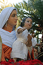 Mujer presentando al niño (Paso de Misterio de Cristo Rey en su Entrada Triunfal en Jerusalén)