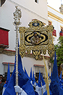 Nazareno portando el Banderín del Colegio San José - La Salle de la Hermandad de Cristo Rey en su Triunfal Entrada en Jerusalén