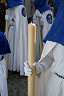 Cirios blancos para los nazarenos del cortejo del paso de Palio de la Hermandad de Cristo Rey en su Triunfal Entrada en Jerusalén