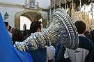 Nazareno portando una bocina de la Hermandad de Cristo Rey en su Triunfal Entrada en Jerusalén