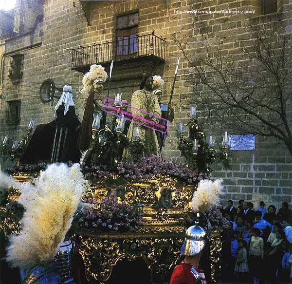 Finales de los años 60. El paso de Nuestro Padre Jesús del Consuelo en el Desprecio de Herodes, antes de la reforma, sin el trono de Herodes. Tambien vemos algo de la Centuria Romana. 