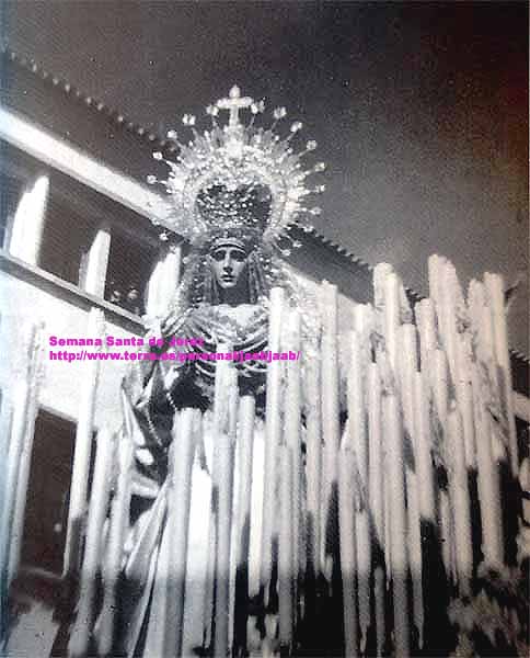 Año 1957. Madre de Dios de la Misericordia a su paso por el Colegio Isabel la Católica, camino de la Parroquia de Santa Ana, con motivo de unas Santas Misiones. Para su entrada en el templo se hubo que desmontar el paso de Nuestra Señora