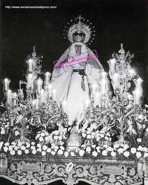 Año 1978. Bodas de Plata de la Hermandad. Madre de Dios de la Misericordia en la procesion de regreso desde la Iglesia de la Victoria, donde se traslado para celebrar un solemne Triduo. El paso es cedido de la Hermandad de la Soledad