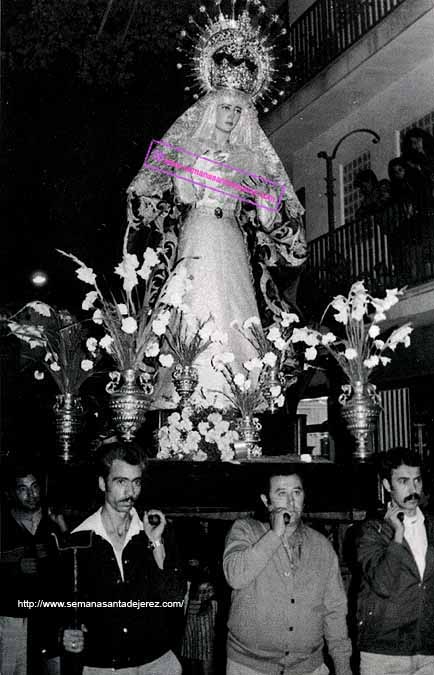 Año 1978. Bodas de Plata de la Hermandad. Madre de Dios de la Misericordia en la procesion de regreso desde la Iglesia de la Victoria, donde se traslado para celebrar un solemne Triduo. El paso es cedido de la Hermandad de la Soledad