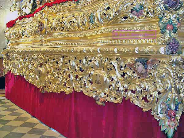 Lateral de la canastilla del Paso de Misterio de Nuestro Padre Jesús del Consuelo en el Desprecio de Herodes