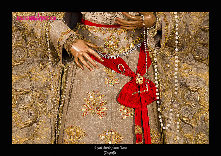 Detalle de los bordados de la saya de Madre de Dios de la Misericordia