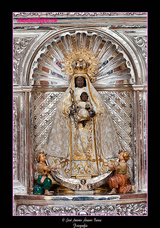 La Virgen de la Merced, en el frontal de los respiraderos del Paso de Palio de Madre de Dios de la Misericordia