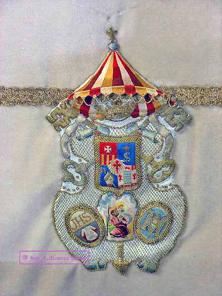 Escudo bordado en el faldon delantero del Paso de Palio de Madre de Dios de la Misericordia