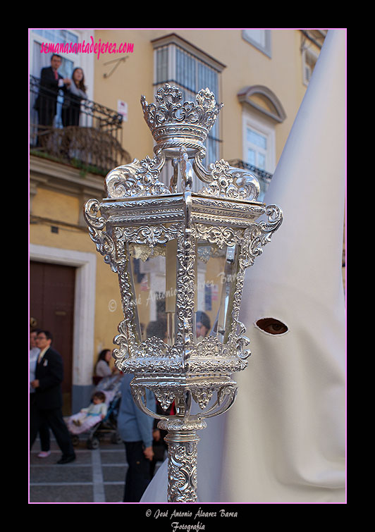 Nazareno con farol de respeto que acompaña a la Cruz de Guía de la Hermandad del Transporte