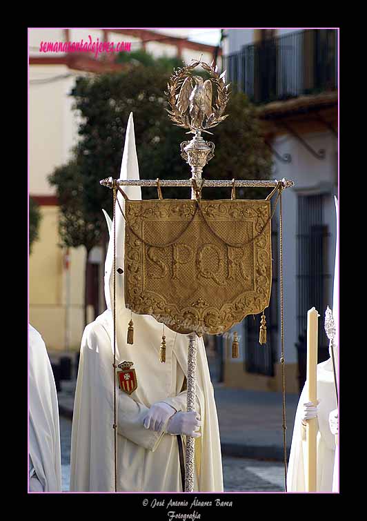 Nazareno portando el Senatus de la Hermandad del Transporte