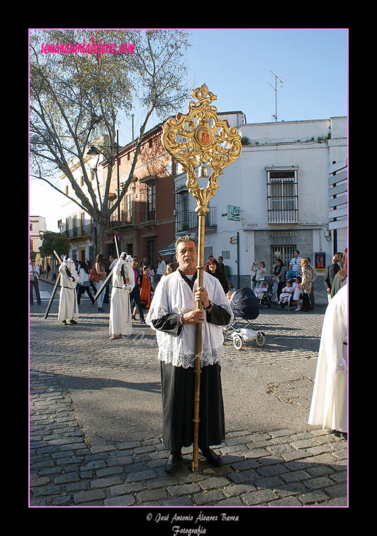 Acólito portando el Tintinámbulo de la Hermandad del Transporte