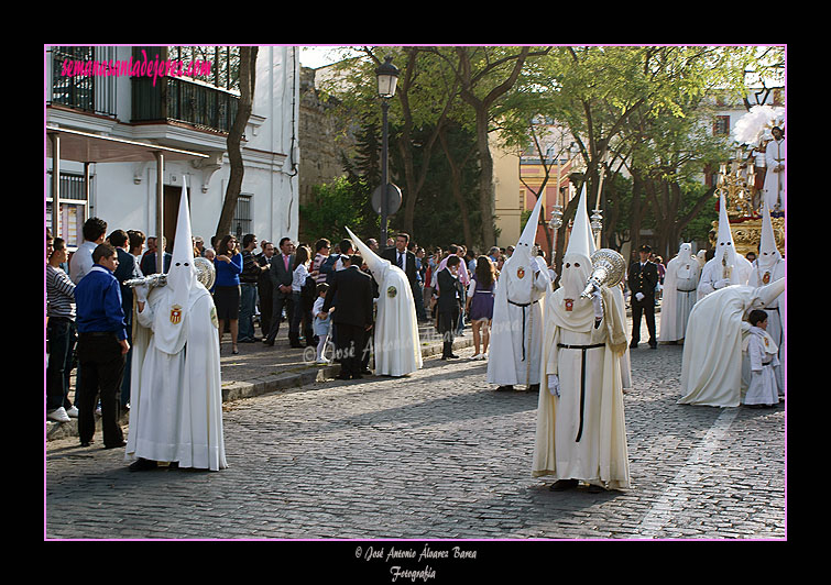 Nazarenos portando bocinas de la Hermandad del Transporte