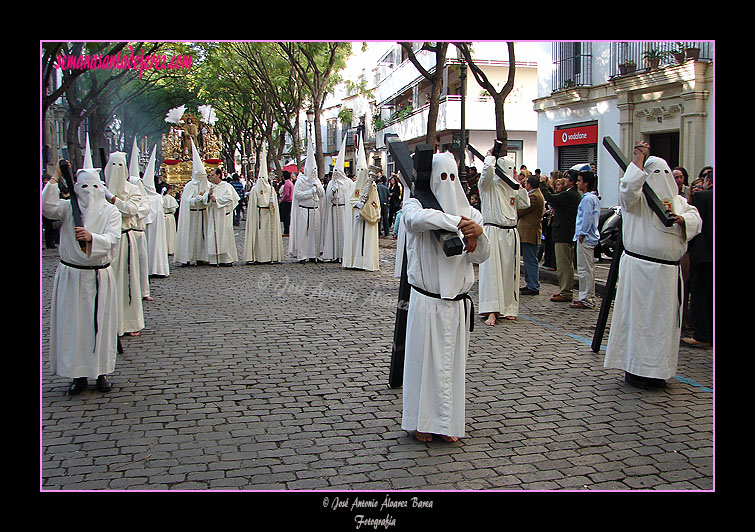 Penitentes con cruces de la Hermandad del Transporte