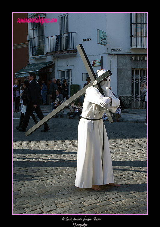 Penitente con cruz de la Hermandad del Transporte