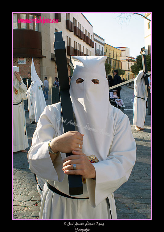 Penitente con cruz de la Hermandad del Transporte