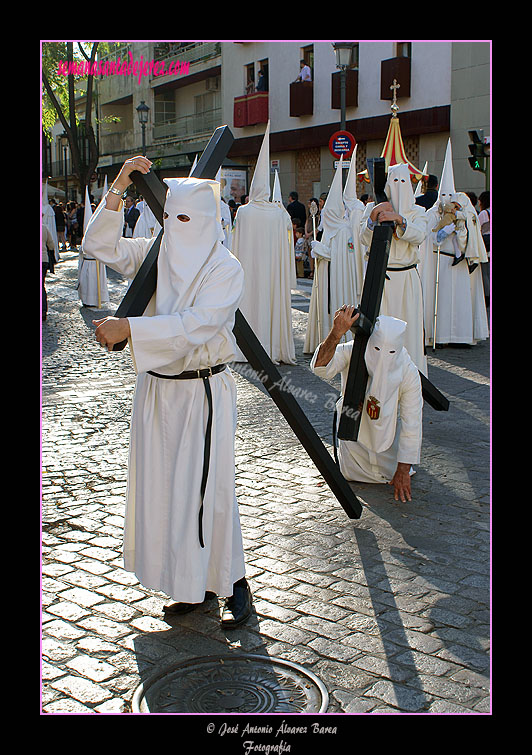 Penitentes con cruces de la Hermandad del Transporte