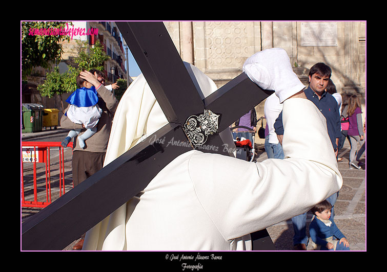 Penitente con cruz de la Hermandad del Transporte