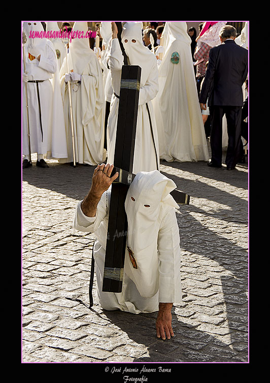 Penitente con cruz de la Hermandad del Transporte