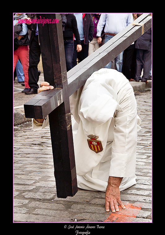 Penitente con cruz de la Hermandad del Transporte