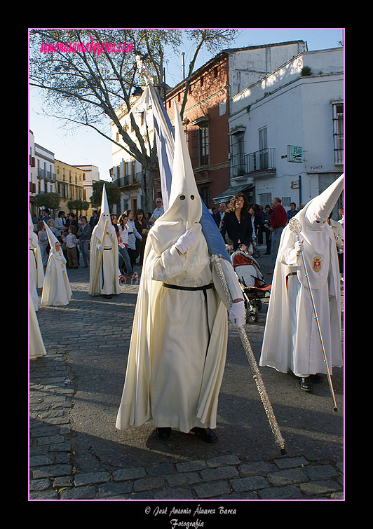 Nazareno portando la Bandera de la Virgen de la Hermandad del Transporte