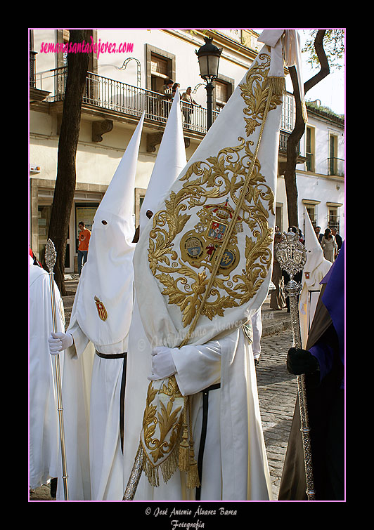 Nazareno portando el Estandarte de la Hermandad del Transporte