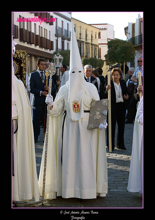 Nazareno portando el Libro de Reglas de la Hermandad del Transporte