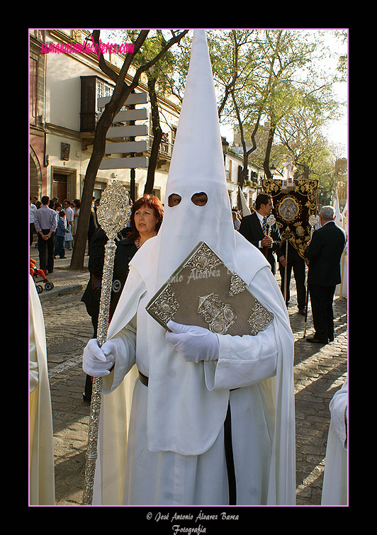 Nazareno portando el Libro de Reglas de la Hermandad del Transporte