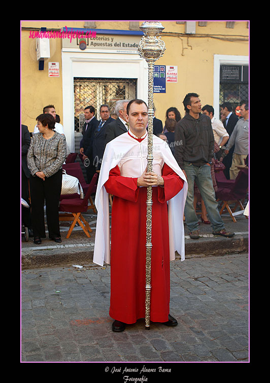 Acólito ceriferario del Paso de Palio de la Hermandad del Transporte